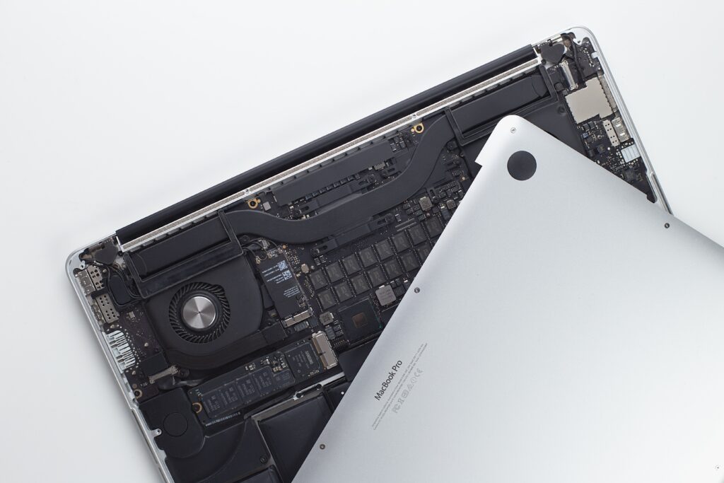 Computador portátil Macbook Prosemi aberto para reparação