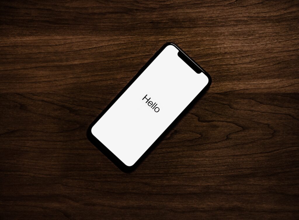 Imagem de um Iphone numa tábua de madeira